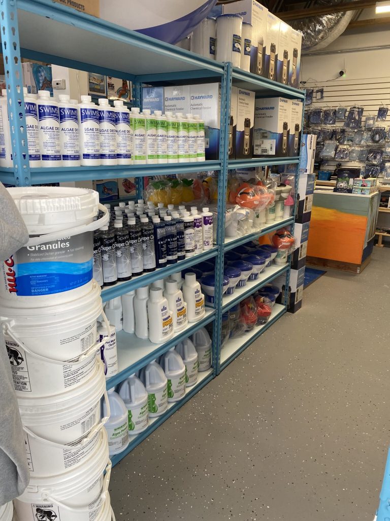 Estantería con productos para piscina en una ferretería